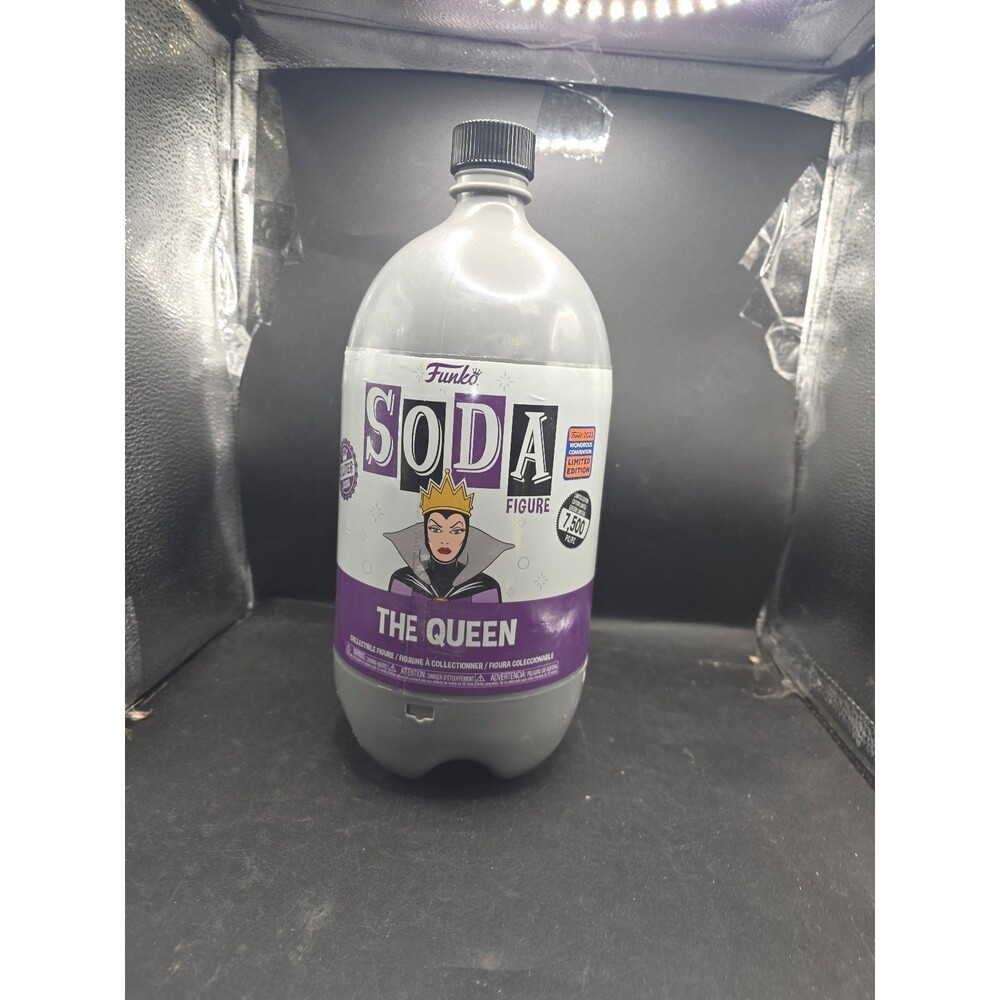 Funko Soda 3 Liter The Queen Disney Villains WonderCon 2023